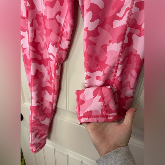 2/for $20 🪩 TOMMY HILFIGER Pink Camo Athletic High-Waist Leggings (Size Medium) - Picture 5 of 11